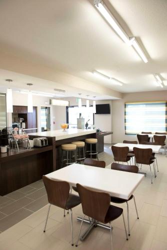 Super 8 by Wyndham Stanton - photo 16