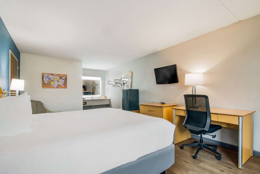 Econo Lodge Branson Theater District - photo 16