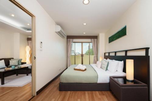 Verdant Vista King Suite near BTS with Modern Amenities