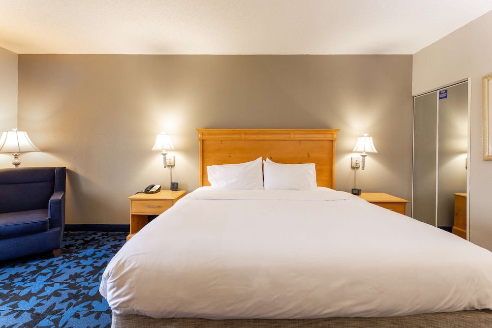 Hampton Inn & Suites Jacksonville Deerwood Park - photo 11
