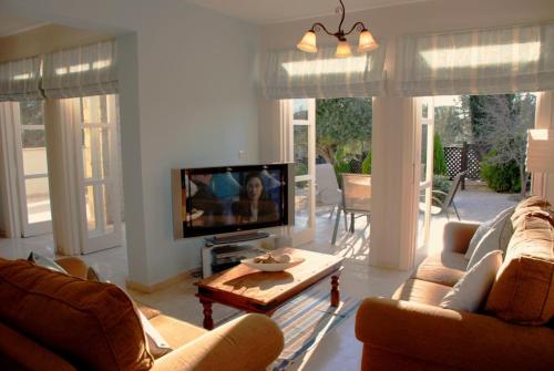 Villa Nefeli Charming Townhouse in the Heart of Aphrodite Hills Resort