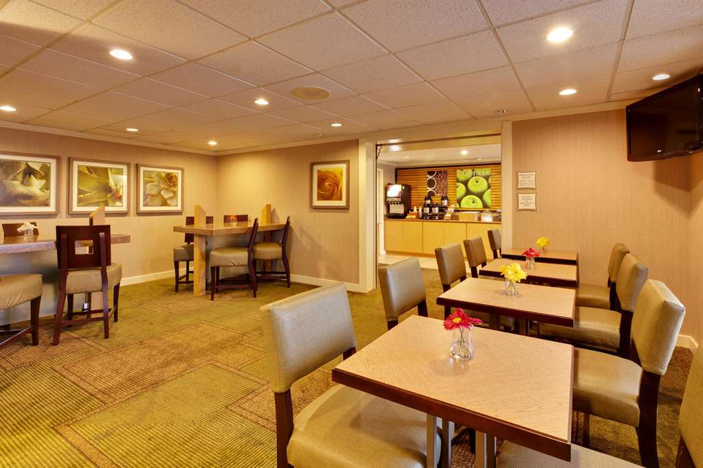 La Quinta Inn & Suites by Wyndham Plattsburgh - photo 19
