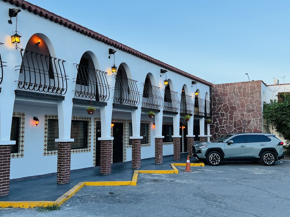Hotel & Suites Hacienda Santa Maria — hotel in Nuevo Laredo