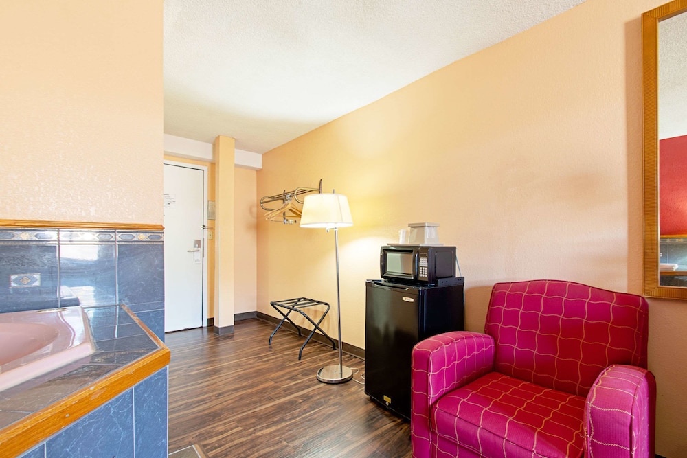 Econo Lodge Utica - photo 9