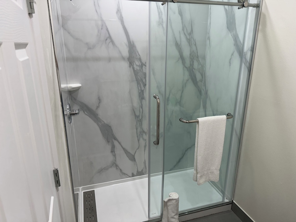 Lakeside Inn and Suites - photo 24