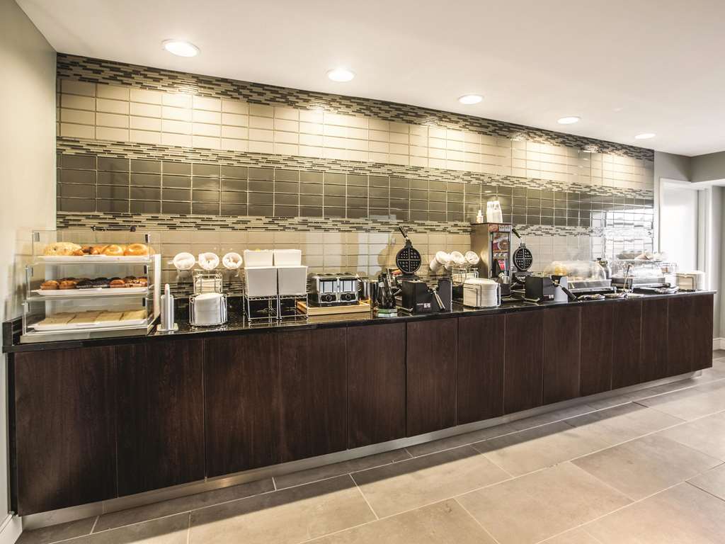 La Quinta Inn & Suites by Wyndham Atlanta Midtown Buckhead - photo 36