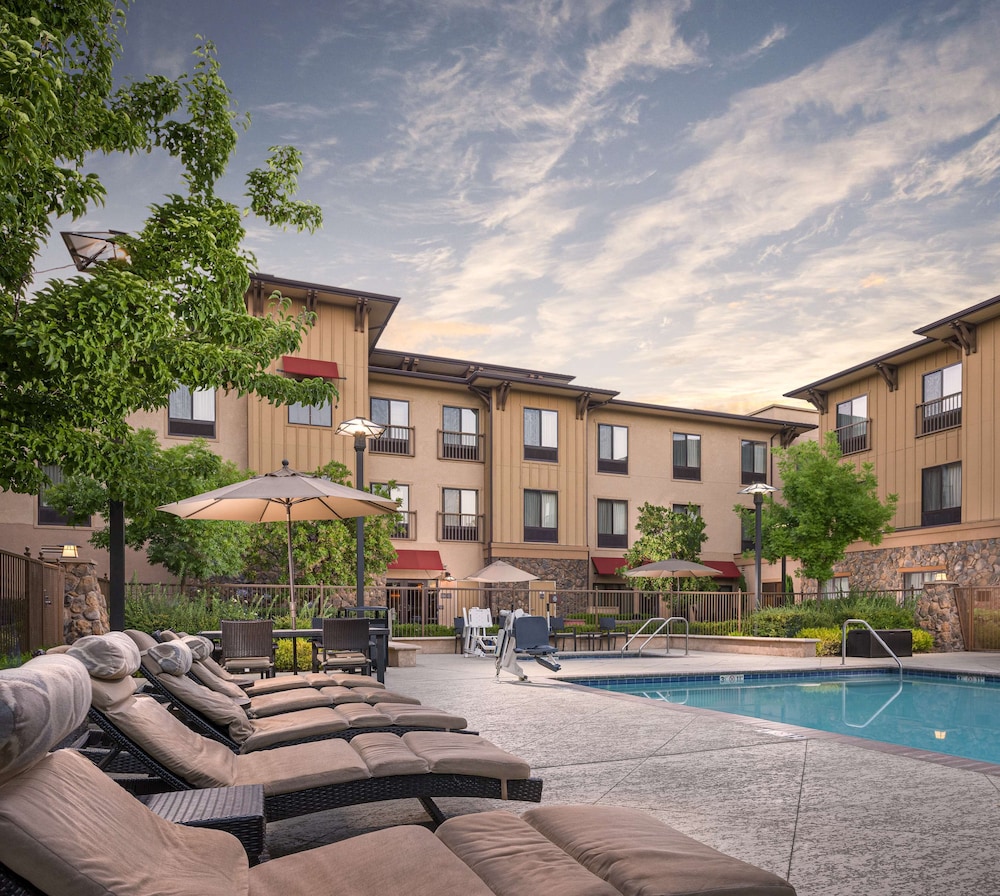 Hampton Inn & Suites Windsor Sonoma Wine Country - photo 49
