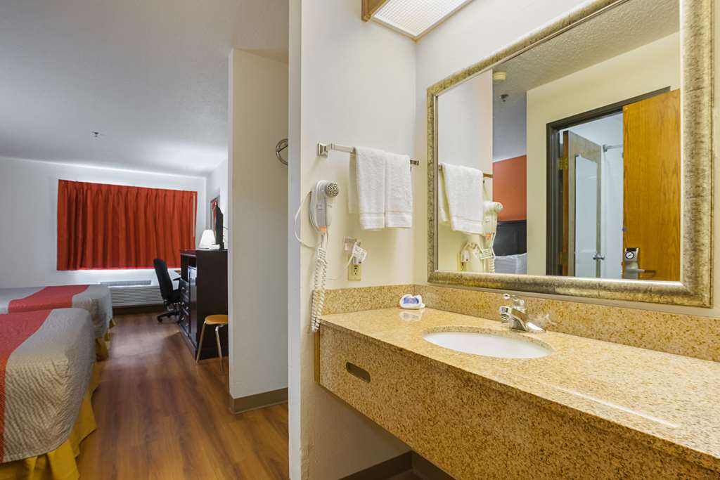Motel 6 Waterloo IA Crossroads Mall Cedar Falls - photo 20