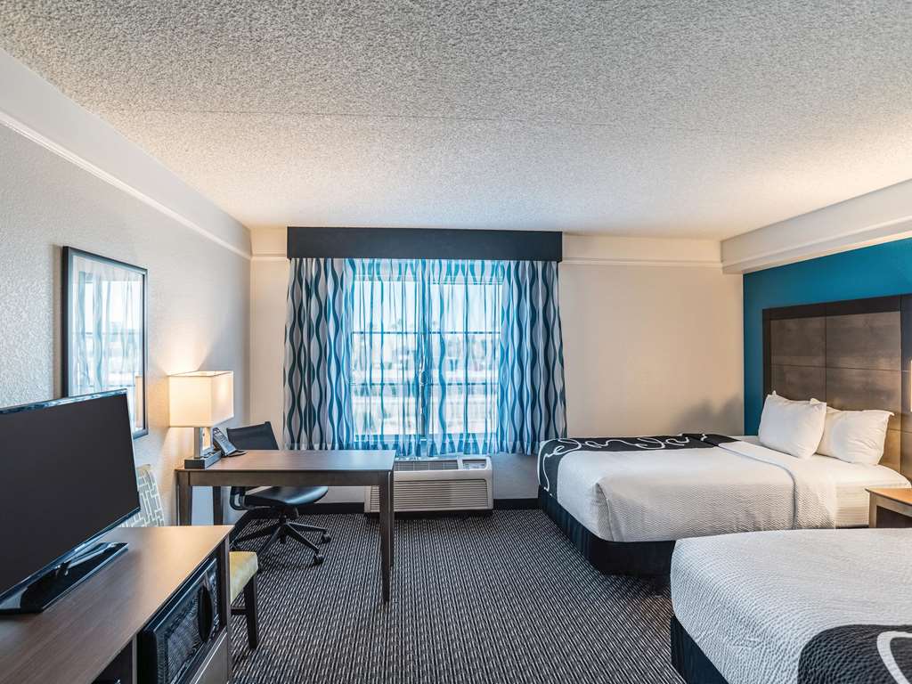 La Quinta Inn & Suites by Wyndham Phoenix Chandler - photo 14