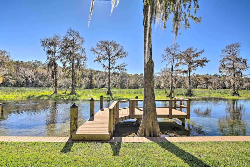 Rainbow River Oasis with Kayaks And Furnished Sunroom — hotel in Dunnellon