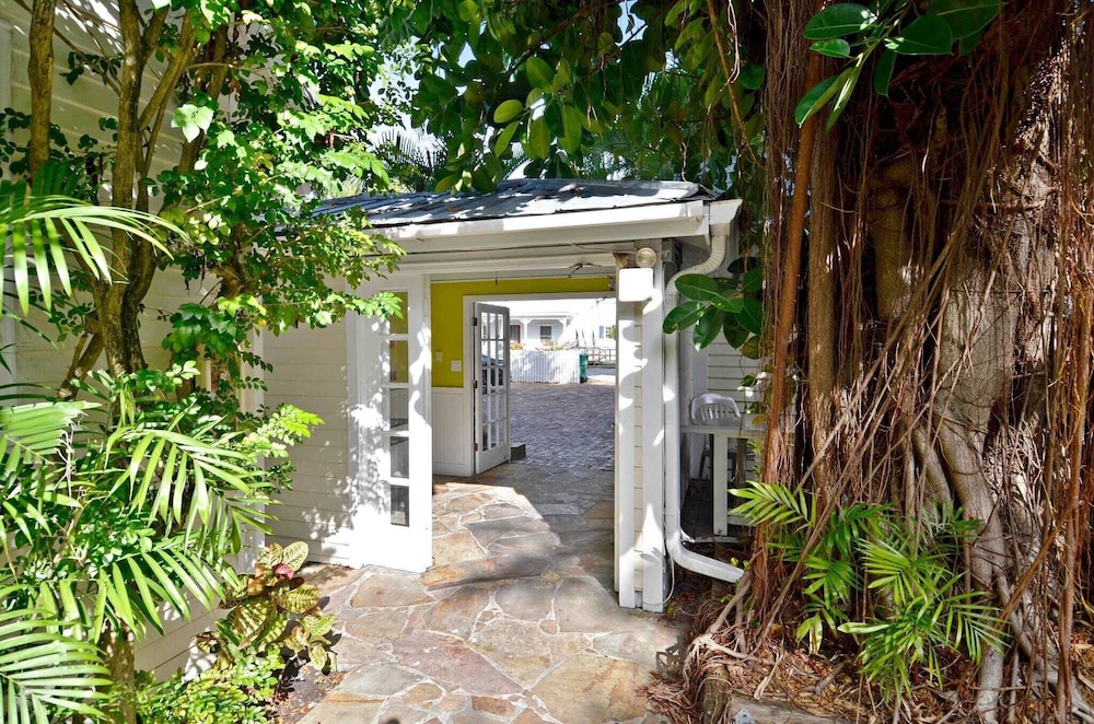 Tranquility by Avantstay Close to Duval St w BBQ & Shared Pool - photo 28