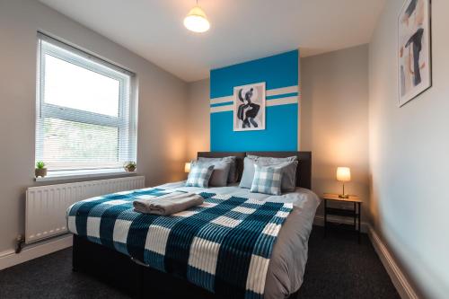 Trendy 4 Bedrooms Sleeps 8 Long Term Disc Driveway in Southampton, United Kingdom