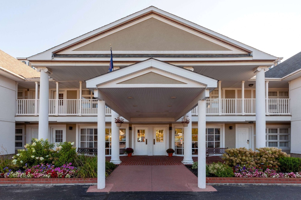 Baymont by Wyndham St. Ignace Lakefront - photo 46