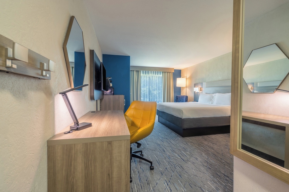 Holiday Inn Express and Suites Kansas City Airport by IHG - photo 4