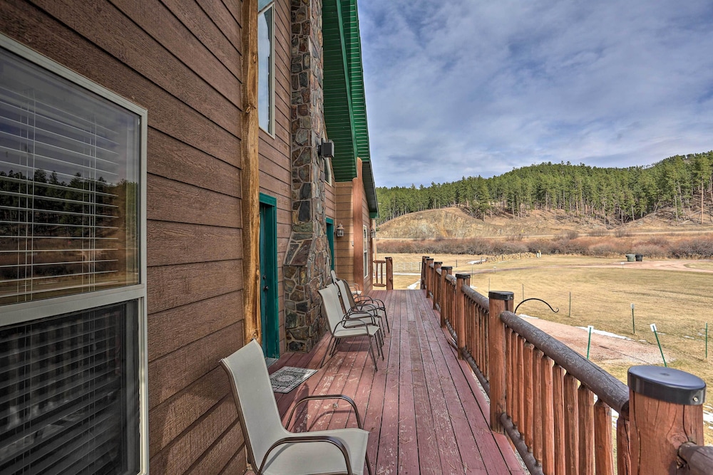 Cabin with On Site Trails 15 Miles to Mt Rushmore — 4-Star Luxury Hotel in Hill, United States