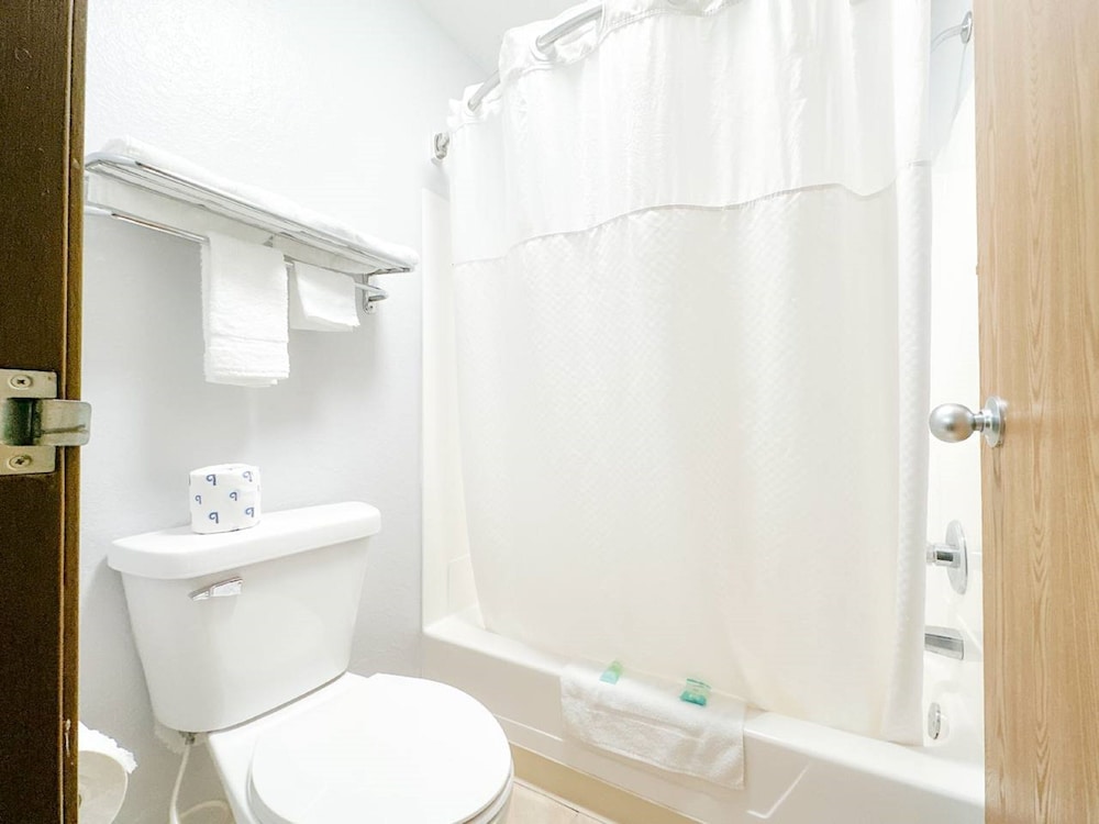 Blaine Town Inn & Suites - photo 22