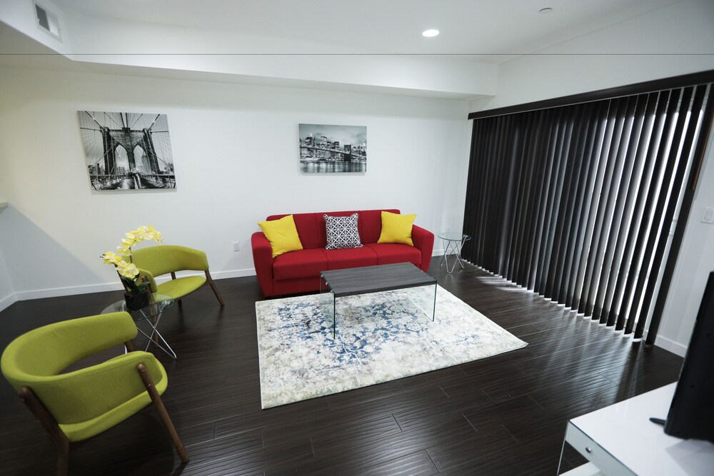 Downtown Cosmopolitan Suites - photo 15