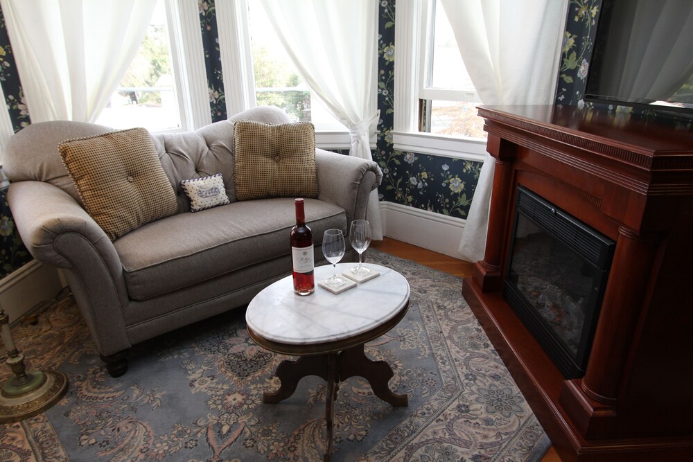 Kelley & Young Wine Garden Inn - photo 5