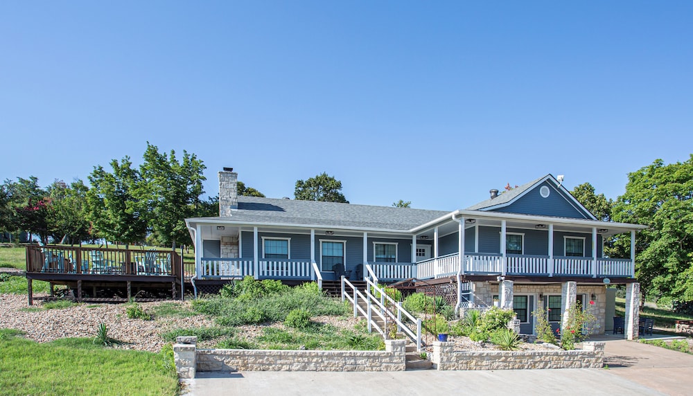 Large patio and hot tub near wine country — 4-Star Luxury Hotel in Fredericksburg, United States