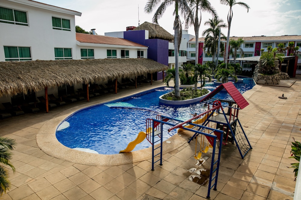 Hotel H Huatulco in Santa Maria Huatulco, Mexico