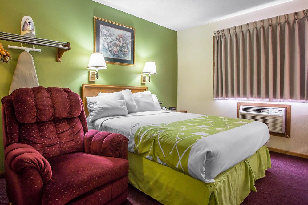 Econo Lodge Inn and Suites Dubuque - photo 17