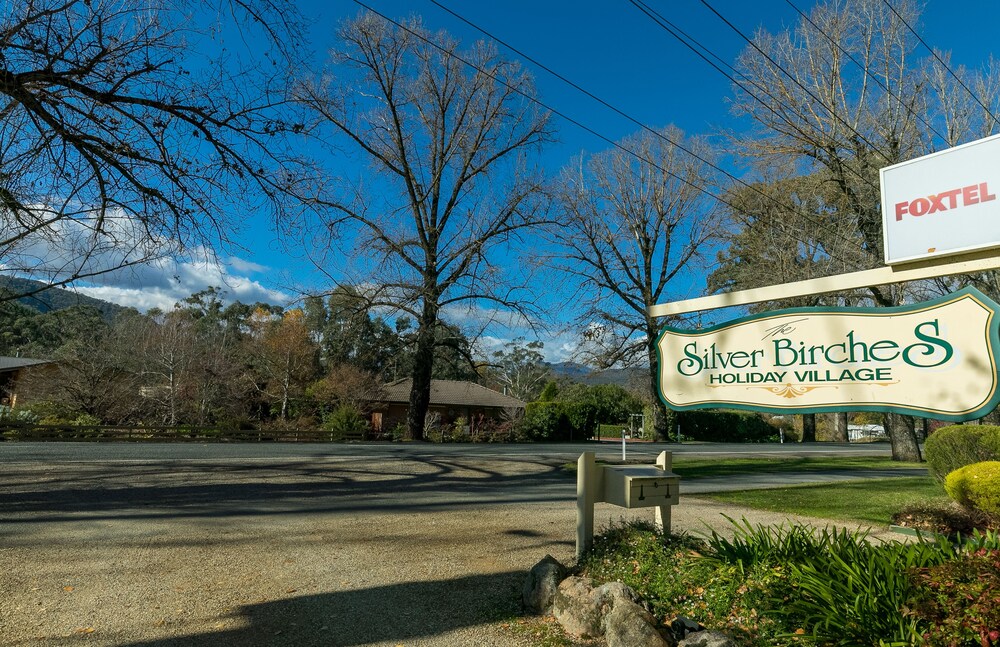 The Birch House Silver Birches Accommodation Bright — 4-Star Luxury Hotel in Bright, Australia