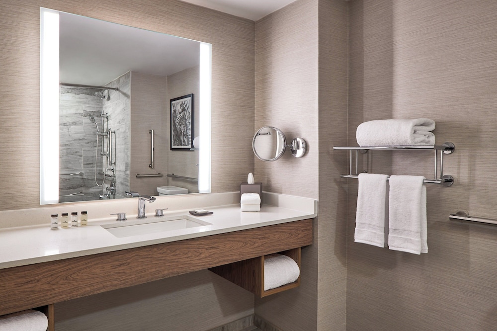Sheraton Richmond Airport Hotel - photo 18