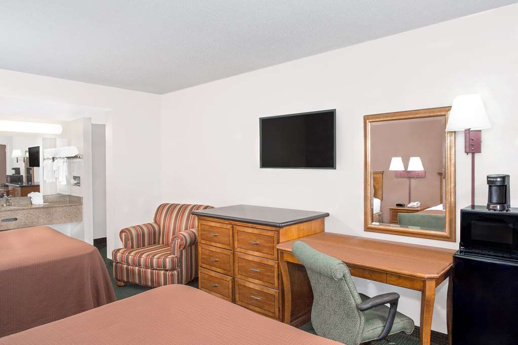 Howard Johnson by Wyndham Ft. Myers FL - photo 13