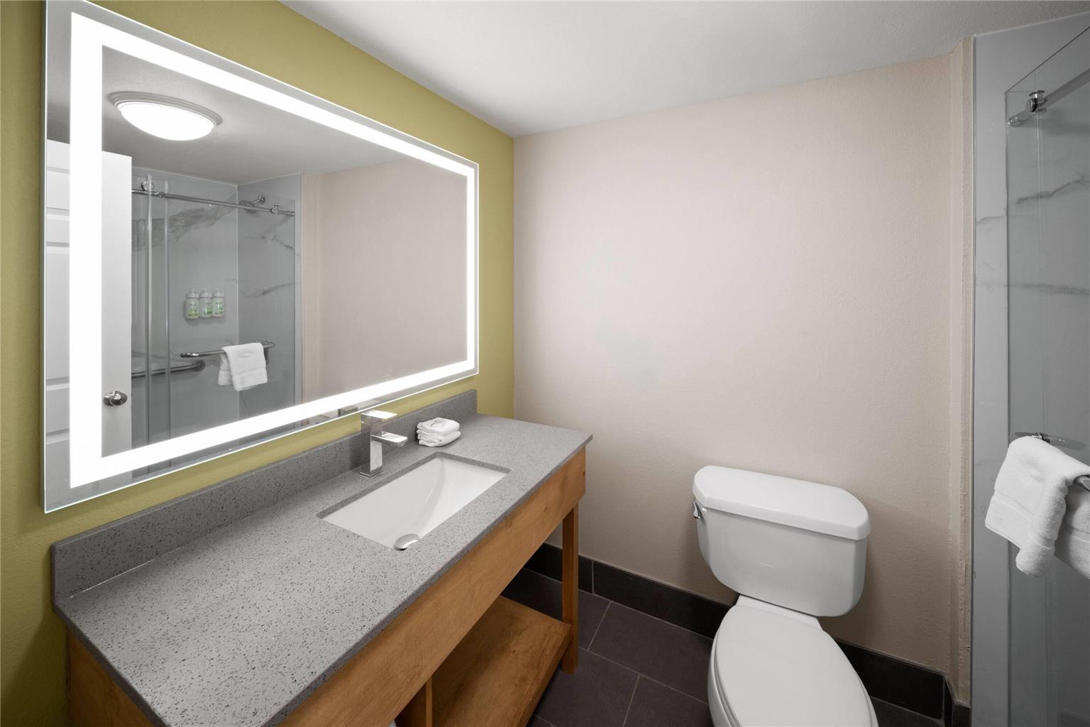 La Quinta Inn & Suites by Wyndham San Antonio Airport - photo 15