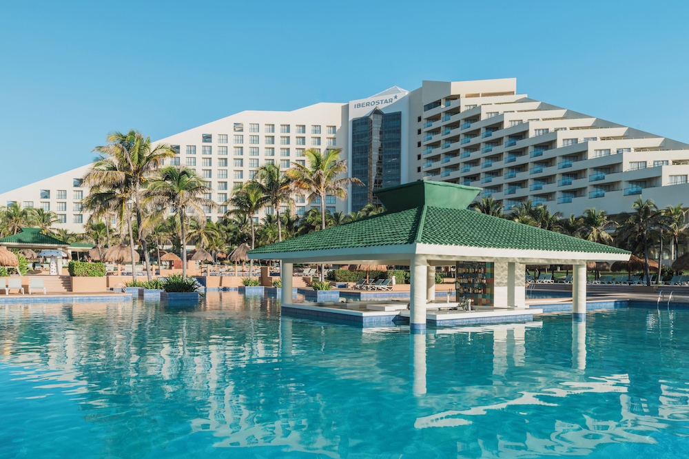 Swim-up bar