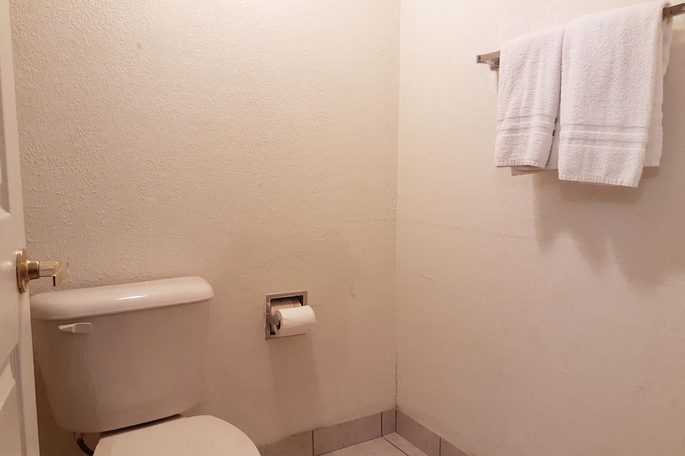 Howard Johnson Inn Salina Kansas - photo 18