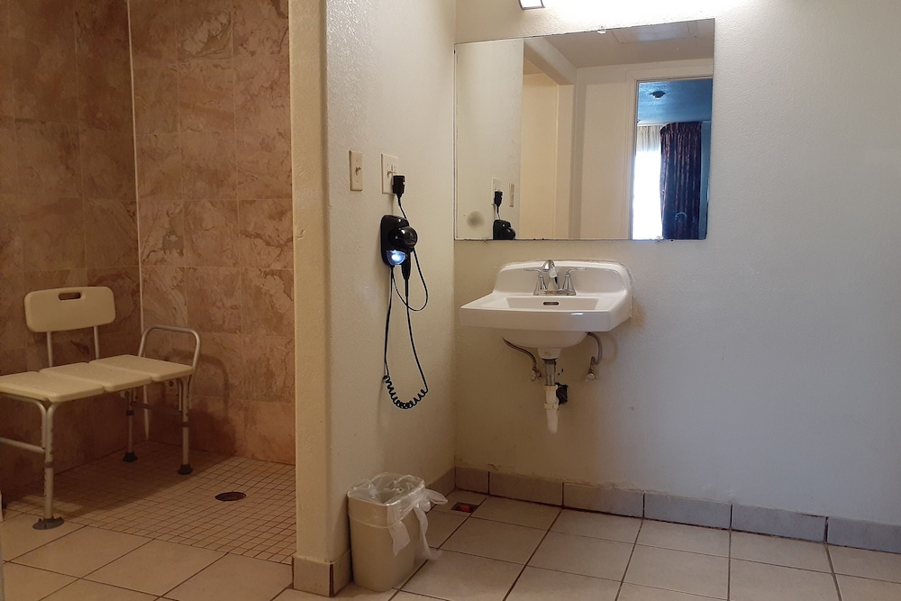 Howard Johnson Inn Salina Kansas - photo 22