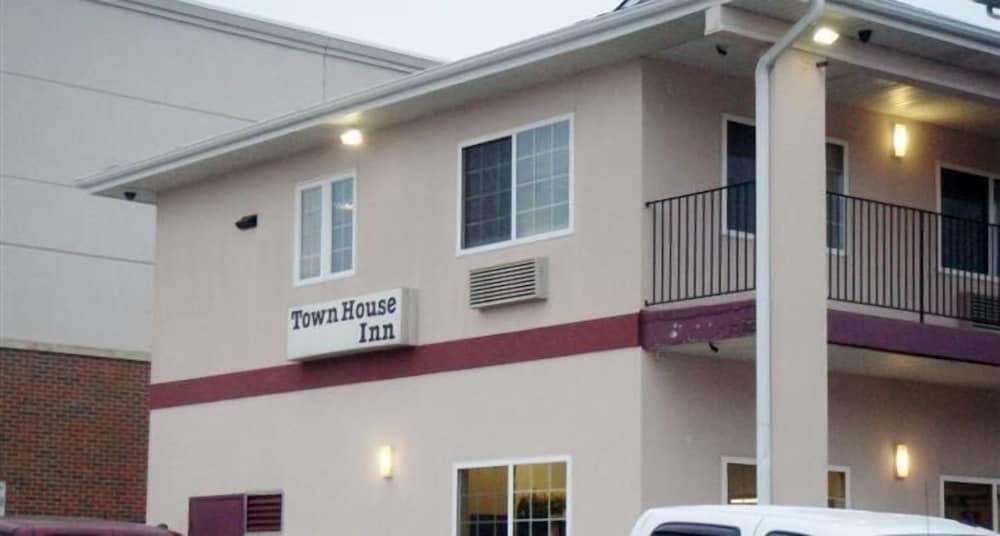 Townhouse Inn & Suites - photo 26