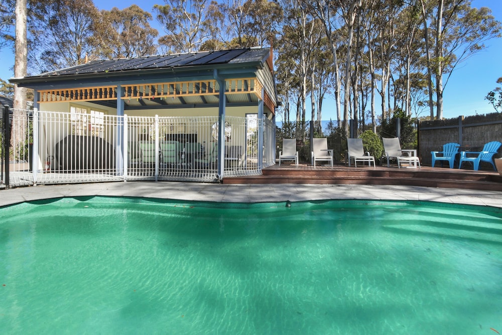 Waverley House Cottages — 4-Star Luxury Hotel in Lakes Entrance, Australia