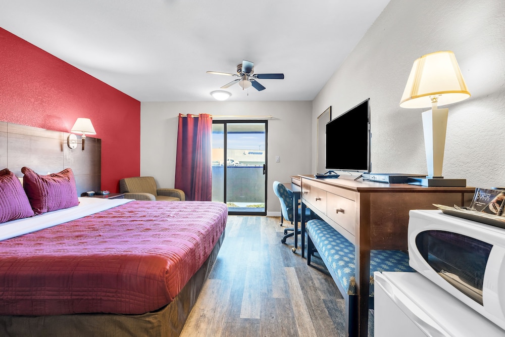 Econo Lodge Bay Breeze - photo 12