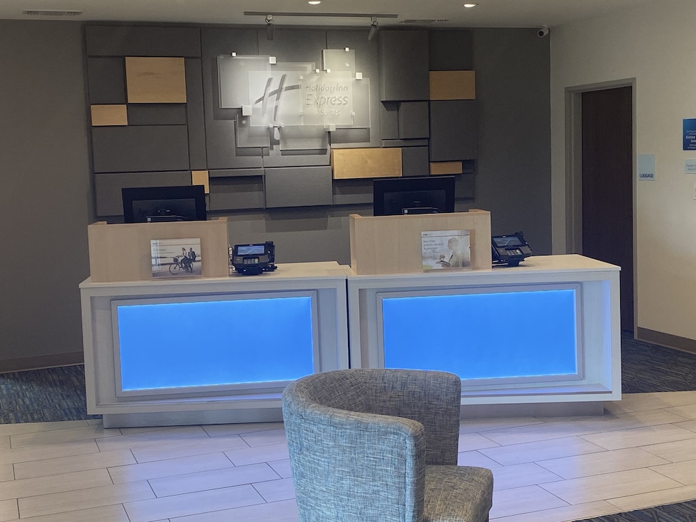 Holiday Inn Express & Suites Junction by IHG - photo 2