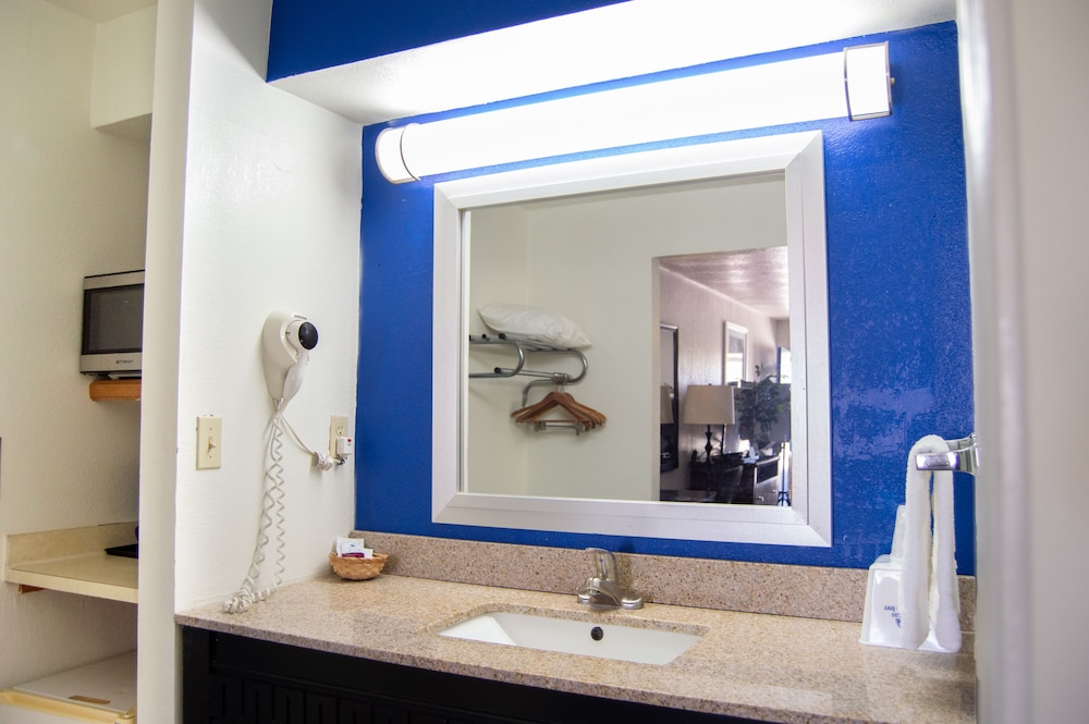 Blue Jay Inn and Suites - photo 11