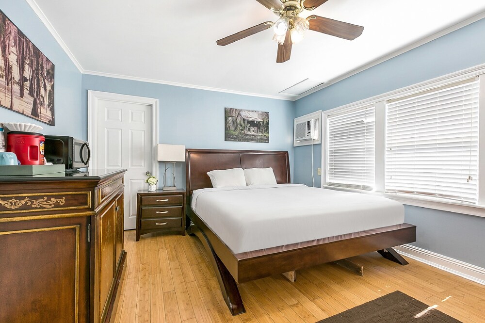 Canal Express Rooms - photo 17