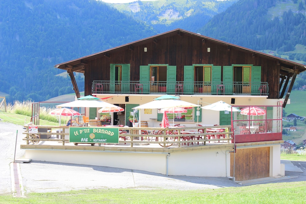 Les Bernards - carbon neutral hotel in Praz-Sur-Arly