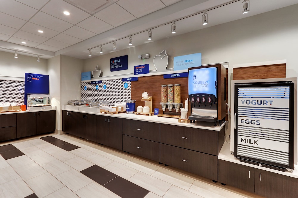 Holiday Inn Express & Suites Roanoke Civic Center by IHG - photo 50
