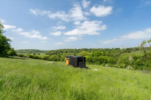 Secluded Offgrid Cabin w Sunset View & Fireplace — 4-Star Luxury Hotel in Canterbury, United Kingdom