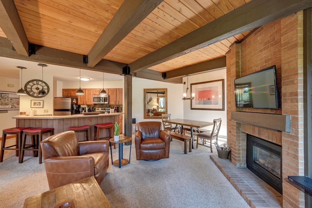 Upscale Condo w Balcony 1 2 Mi to Ski Resort - photo 3