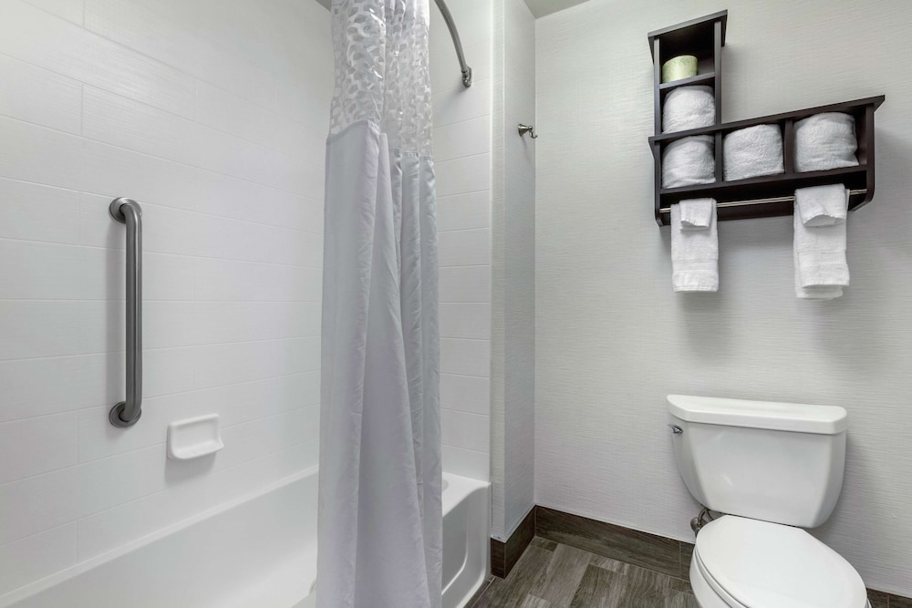 Hampton Inn & Suites Columbus - photo 32