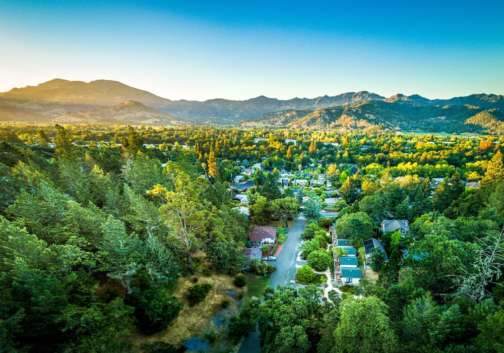 Aurora Park Cottages - carbon neutral hotel in Calistoga