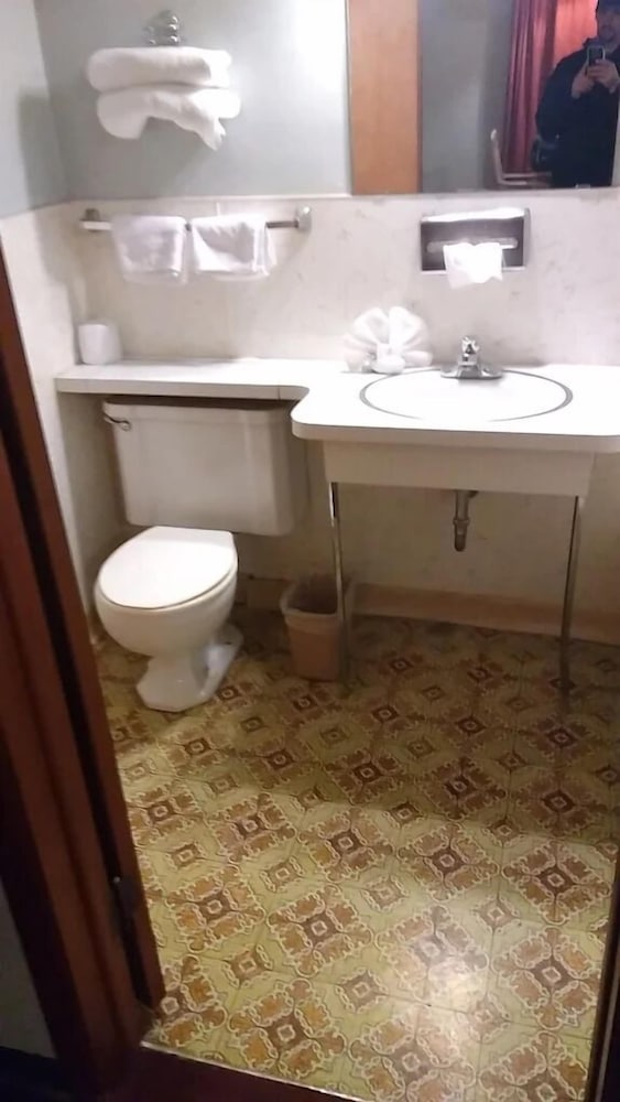 Hillcrest Motel - photo 16