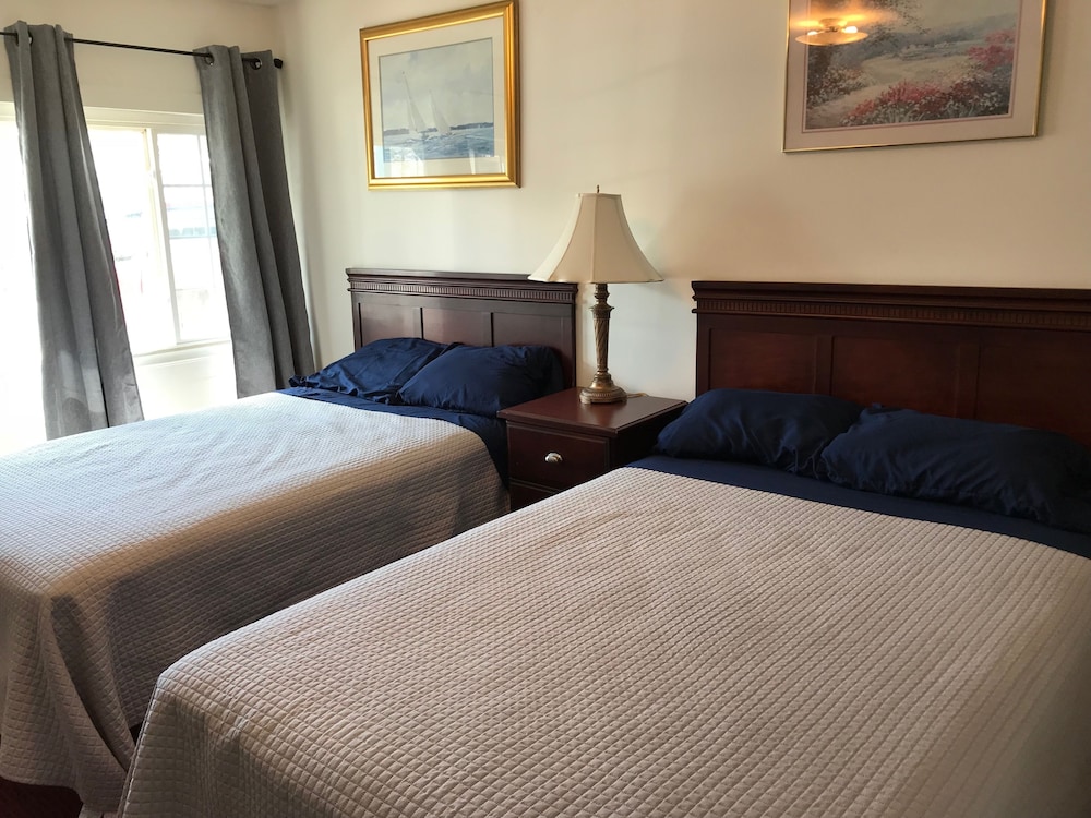 Admiral's Ocean Inn - photo 9