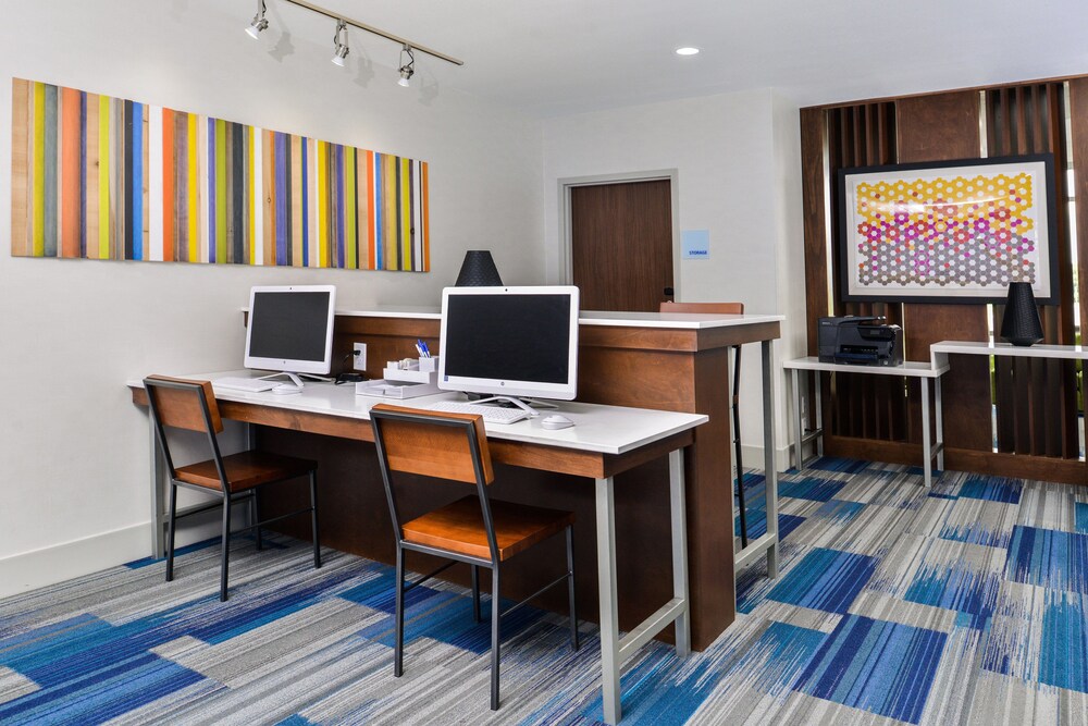 Holiday Inn Express & Suites Siloam Springs by IHG - photo 51