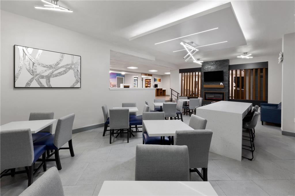 La Quinta Inn & Suites by Wyndham Houston Stafford Sugarland - photo 7
