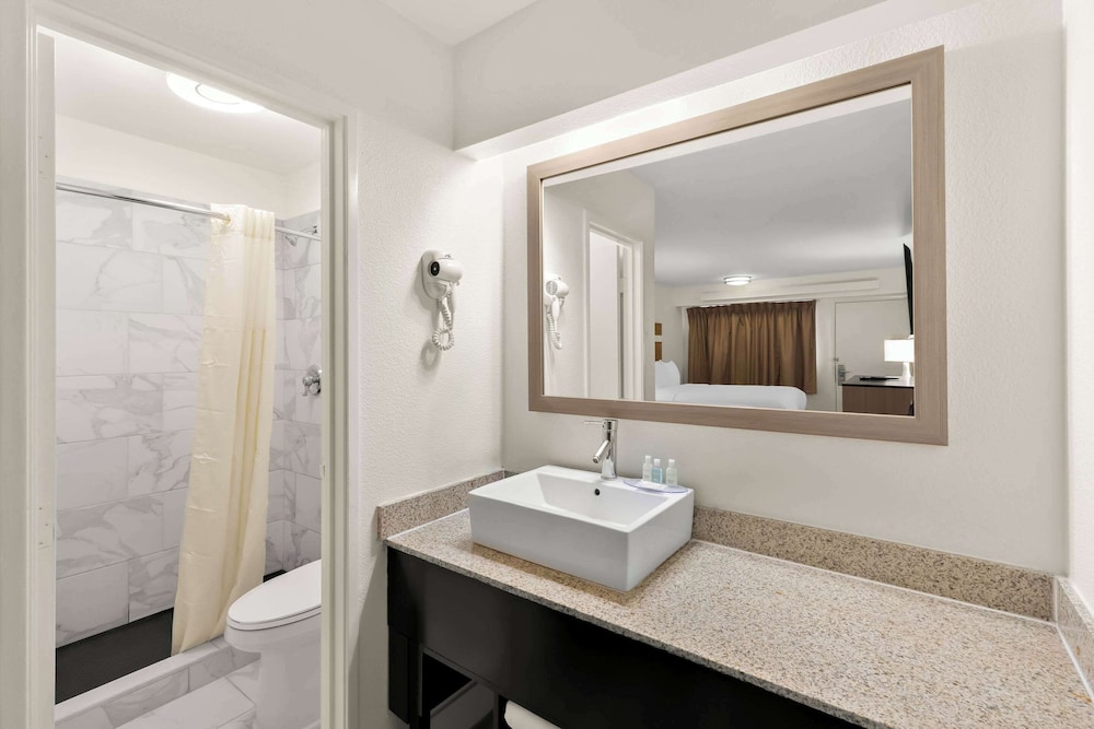 Clarion Pointe Kennesaw Town Center - photo 15