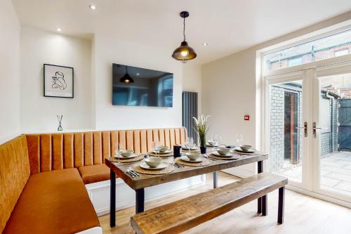 Lancefield House Air Host & Stay 5 Bedroom Sleeps 15 — 4-Star Luxury Hotel in Liverpool, United Kingdom